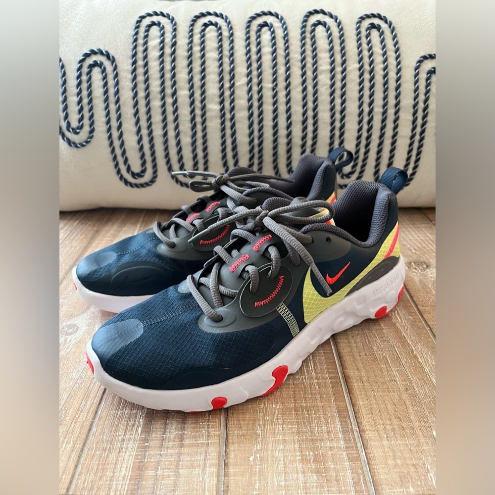 Nike Renew Lucent 2 Youth Sneakers.
